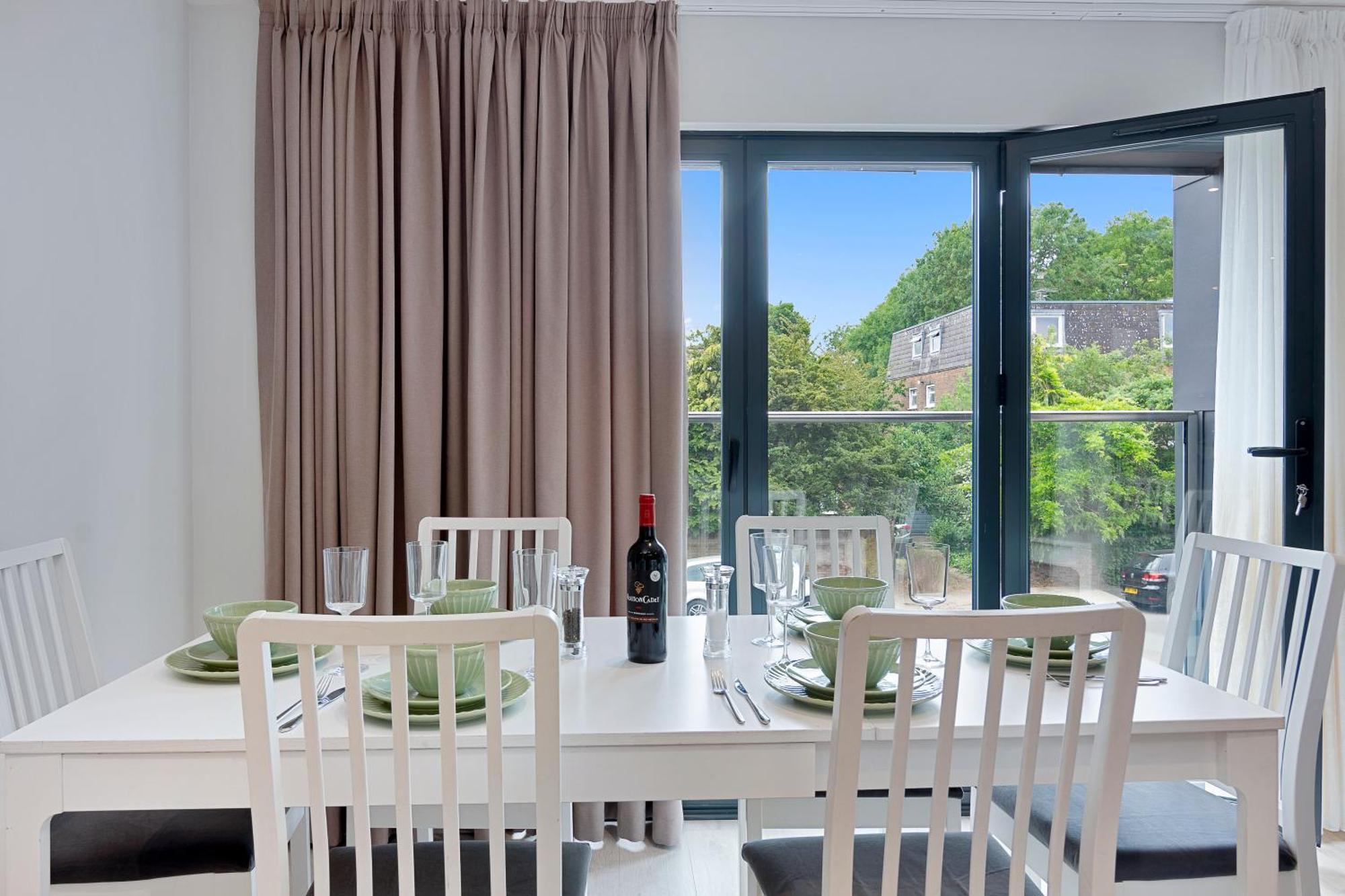 Spacious, 3 Bedroom, 2 Bathroom, Surbiton Ngoại thất bức ảnh